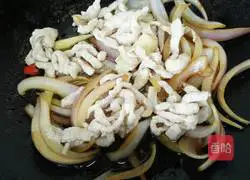 Illustration of how to stir-fry shredded pork with green peppers and onions 5