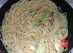 Illustration of how to make stir-fried spaghetti with luffa, ham and eggs 8