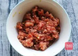 Illustration of how to wrap shrimps in wonton skins 6