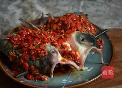Illustration of how to make fish head with chopped pepper 11