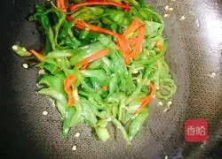 Illustration of how to stir-fry shredded pork with pepper and pickled mustard 13