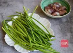 Illustration of how to make fried chicken gizzards with garlic moss 1