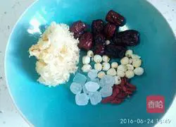 Illustration of how to make rock sugar, tremella and lotus seed soup 1