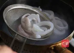 Illustration of how to make spicy squid hot pot 3