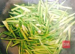 Illustration of how to stir-fry small crispy pork slices with celery 7