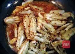 Illustration of how to make spicy stir-fried razor clams 4
