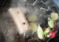 Illustration of making twice-cooked pork with garlic sprouts 6