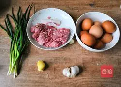 Illustration of how to make egg and meat rolls 1