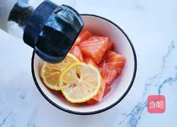 Illustration of how to make salmon sausage and baked potatoes 4