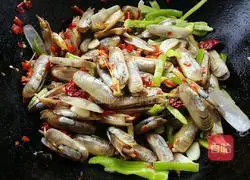 Illustration of how to make fried razor clams with garlic flavor and chopped pepper 6