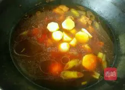 Illustration of braised pork ribs with colored peppers and potatoes 11
