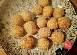 Illustration of how to make mashed potato and sesame balls 8