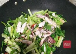 Illustration of how to make fried squid with celery 13