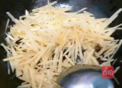 Illustration of how to make spicy and sour potato shreds 5