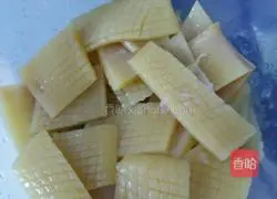 Illustration of how to make spicy and sour squid flowers 2