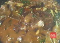 Illustration of how to make spicy and sour boiled fish 3