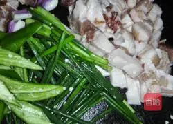 Illustration of how to make twice-cooked pork with chili pepper 3