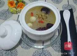 Illustration of how to make rock sugar, tremella and lotus seed soup 3