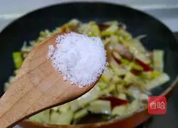 Illustration of how to stir-fry pork slices with pickled peppers and bamboo shoots 11