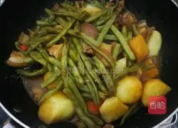 Illustration of how to stew pork belly with beans and potatoes 6
