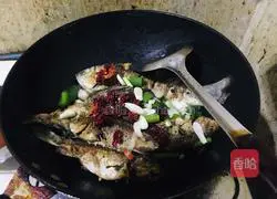 Illustration of braised wild crucian carp 5