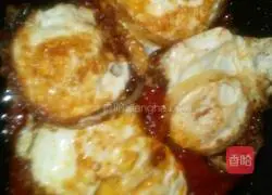 Illustration of how to make poached eggs with tomato sauce 12