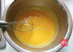 Illustration of how to make six-inch mango yogurt mousse cake 7