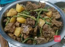 Illustration of how to make potato-braised pork ribs and cowpeas with five flavors 7