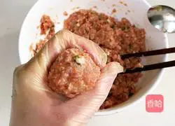 Illustration of how to make fried meatballs 10
