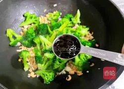 Illustration of how to make fried broccoli with scallops and shrimps 10