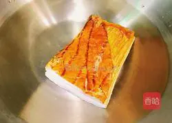 Sichuan - Illustration of how to stir-fry bacon with garlic moss 2