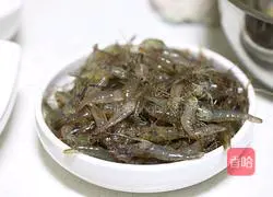 Illustration of how to make stir-fried river shrimp with chives 1