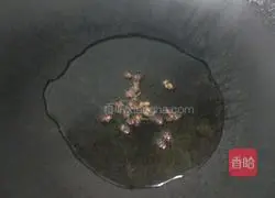 Illustration of how to make warm whole clams with golden needles 5