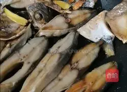 Illustration of how to make fried dried pomfret 3