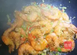 Illustration of how to make salt and pepper shrimp 5