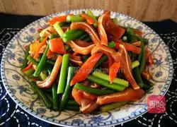 Illustration of how to stir-fry five-spice pig ears with garlic moss 7