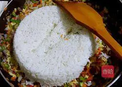 Spicy Illustration of how to make fried rice with shredded pork 7