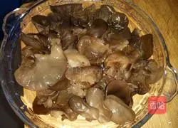 Illustration of how to pour abalone in sauce 10