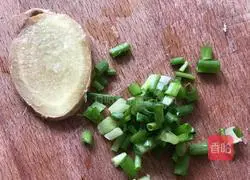 Illustration of how to make steamed pork ribs with yuba 3