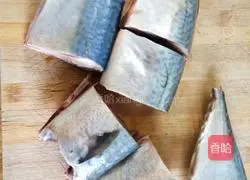 Illustration of how to make canned fish in tomato sauce 1 