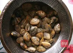 Illustration of how to cook clams steamed with sake 1