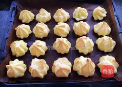 Illustration of how to make puffs (custard sauce) 8