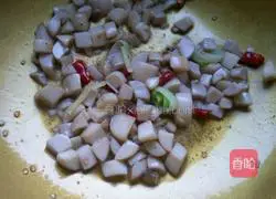 Vegetarian Kung Pao Illustration of how to make diced chicken 9