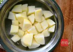 Illustration of how to make pork ribs and stewed potatoes 3