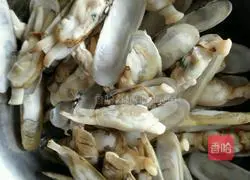 Illustration of how to cook razor clams in sauce 3