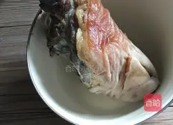 Illustration of how to stew pork elbow with dried bamboo shoots 3