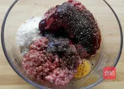 Illustration of how to make beef burgers 2