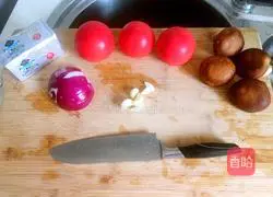 Illustration of how to make minced meat, mushroom and tomato pasta 1