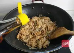 #Northeast#Illustration of how to make stir-fried pork with pickled cabbage 7