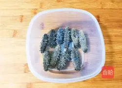 Illustration of how to make sea cucumbers with thermos water 1